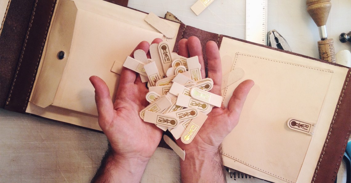 RIVETTO ETICHETTE SU PELLE